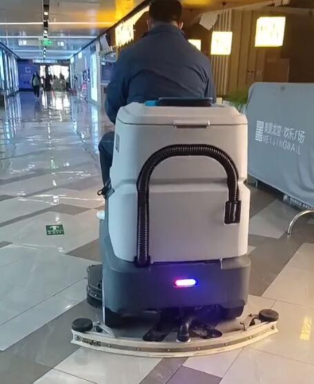 超市地面清潔的秘密武器:洗地車讓購物更安心