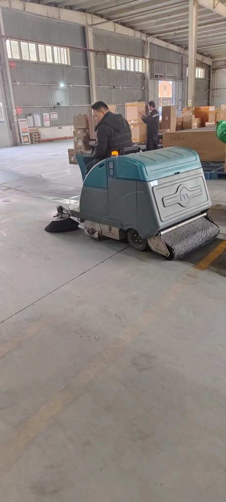 駕駛式掃地車亮相,引領城市清潔新風尚